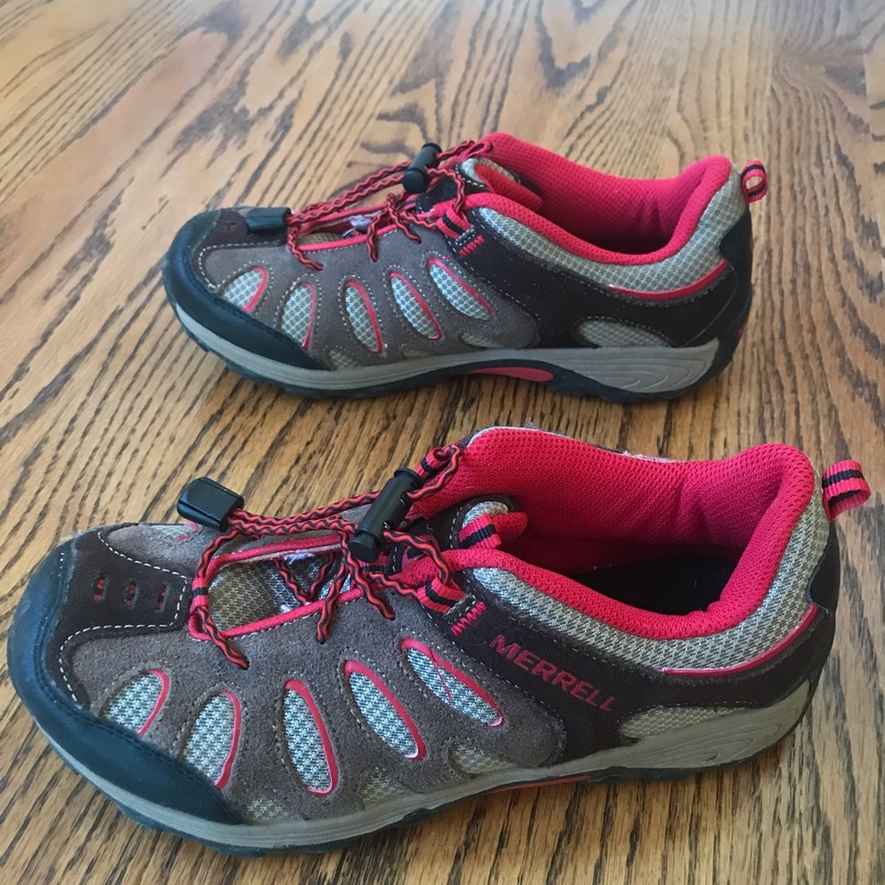 Boys Merrell hiking shoes, size 4.5 boys, in good condition